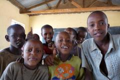 Schulkinder-im-Massailand